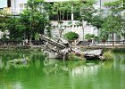 IMG 0459A  Dele af et nedskudt B52 bombefly faldt ned i denne lille sø i Ngoc Ha området - Hanoi